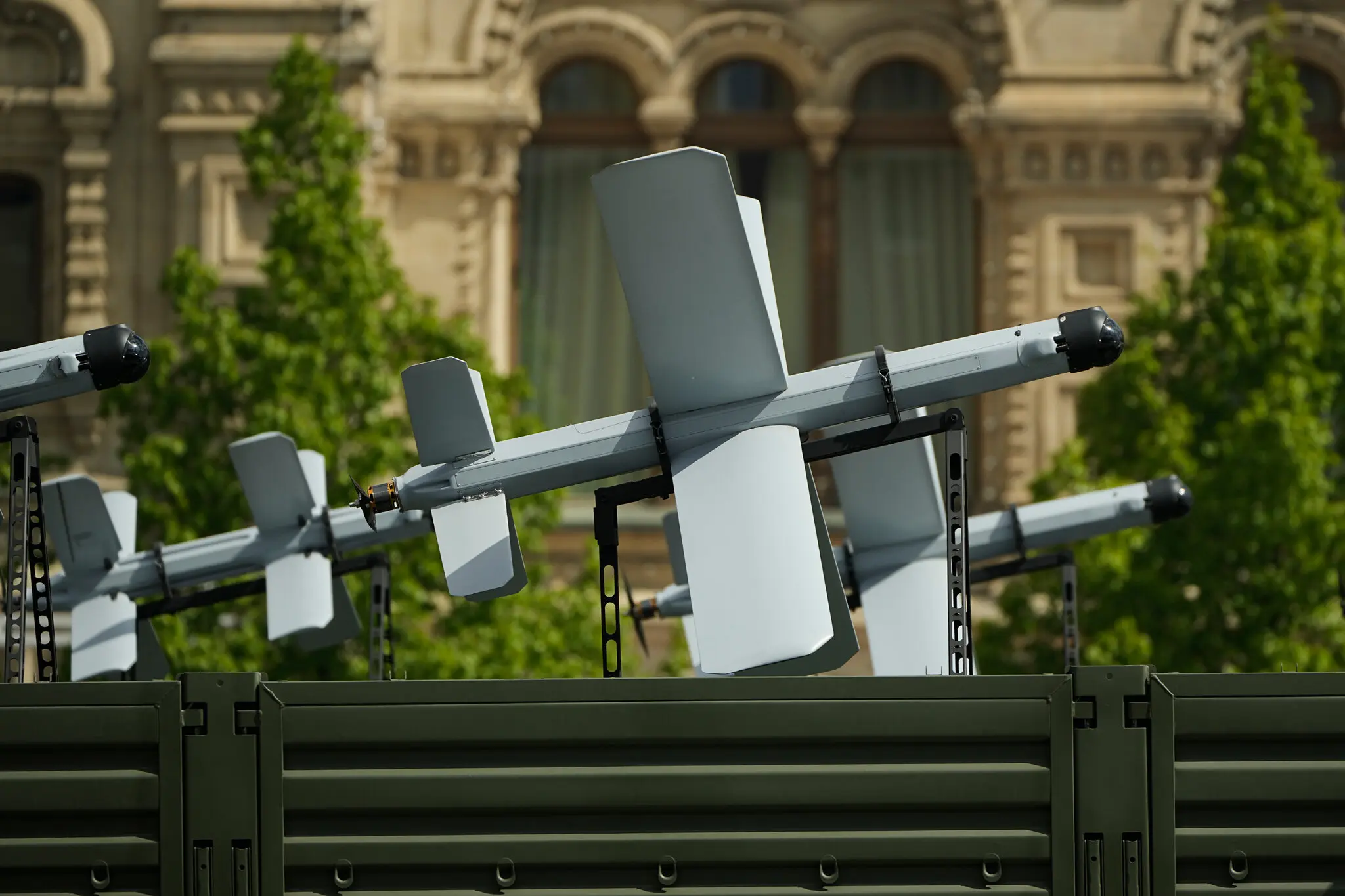 На параді до Дня Перемоги були представлені нові технології, такі як дрони ZALA Lancet.